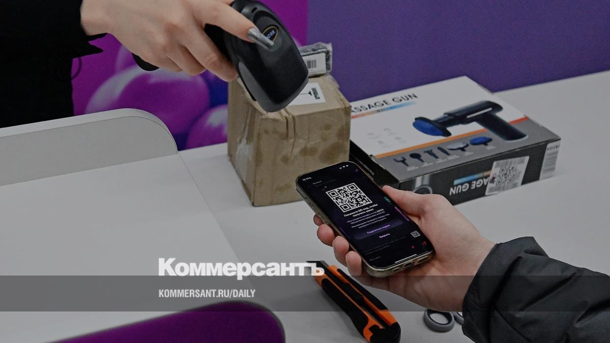 取货点里扫码取件的一幕（来源：Коммерсантъ报道配图